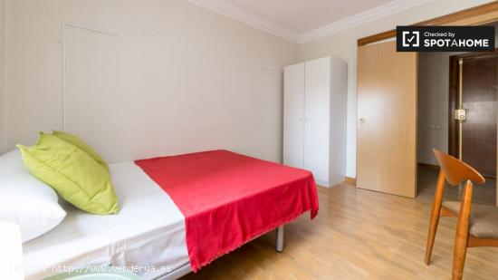 Habitación amueblada en un apartamento de 8 dormitorios en El Pla del Real - VALENCIA