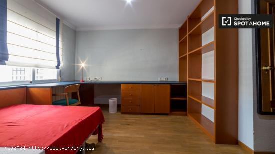 Habitación amueblada en un apartamento de 8 dormitorios en El Pla del Real - VALENCIA