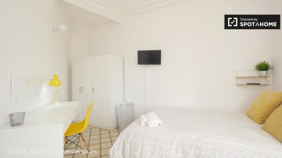 Se alquila habitación en apartamento de 9 dormitorios en l'Eixample - BARCELONA