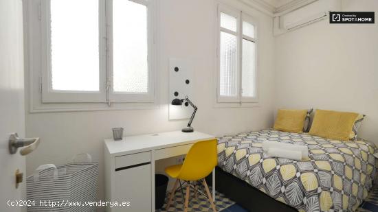  Habitación luminosa en alquiler en un apartamento de 9 dormitorios en l'Eixample - BARCELONA 