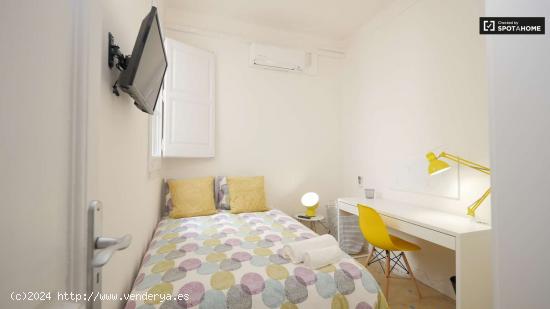 Se alquila habitación amueblada en un apartamento de 9 dormitorios en l'Eixample - BARCELONA