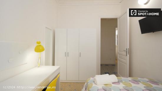 Se alquila habitación amueblada en un apartamento de 9 dormitorios en l'Eixample - BARCELONA