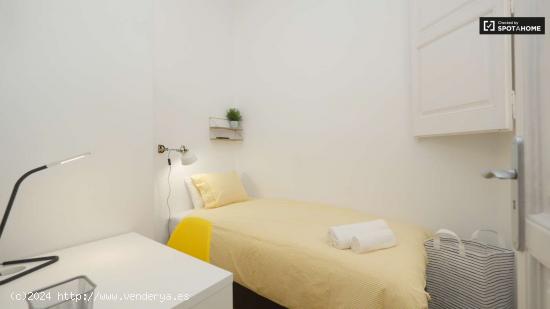 Cómoda habitación en alquiler en un apartamento de 9 dormitorios en l'Eixample - BARCELONA