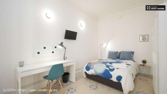  Amplia habitación en alquiler en un apartamento de 9 dormitorios en l'Eixample - BARCELONA 