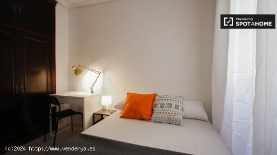 Habitación luminosa en apartamento de 7 dormitorios en Ciutat Vella - VALENCIA