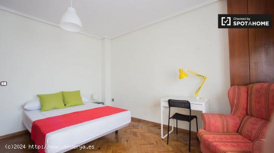 Amplia habitación en un apartamento de 7 dormitorios en Ciutat Vella, Valencia - VALENCIA