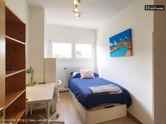 Habitación amueblada en apartamento de 5 dormitorios, Moratalaz - MADRID