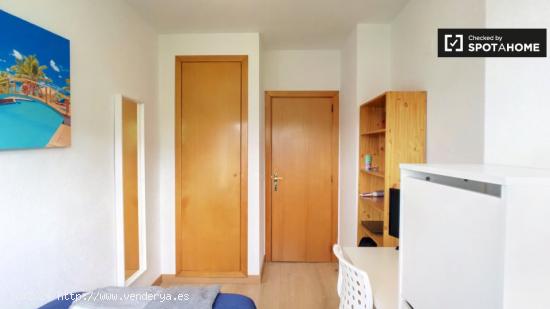 Habitación amueblada en apartamento de 5 dormitorios, Moratalaz - MADRID