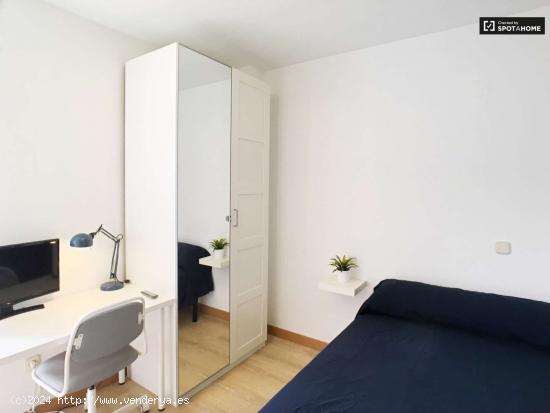 Habitación generosa en apartamento de 5 dormitorios, Moratalaz - MADRID