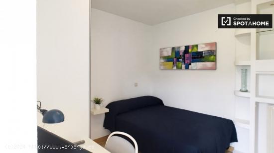 Habitación generosa en apartamento de 5 dormitorios, Moratalaz - MADRID