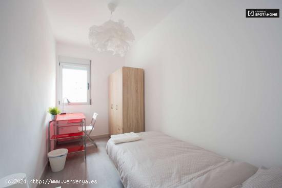  Habitación con cama individual en alquiler en apartamento de 4 dormitorios en Benimaclet - VALENCIA 