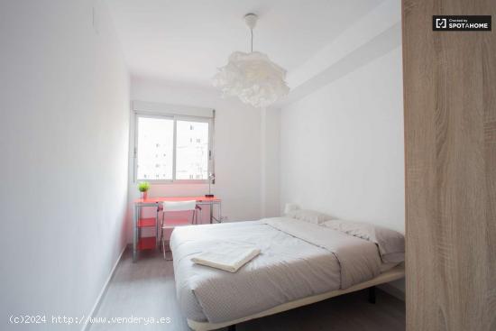 Habitación con cama doble en alquiler en apartamento de 4 dormitorios en Benimaclet - VALENCIA