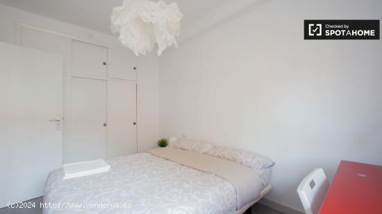 Habitación con cama doble en alquiler en apartamento de 4 dormitorios en Benimaclet - VALENCIA