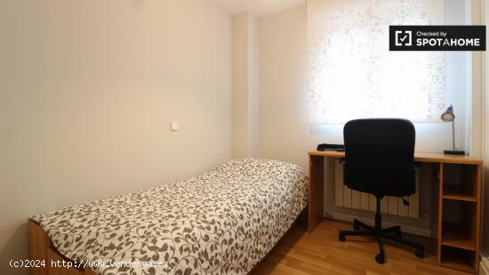 Habitación luminosa en apartamento de 3 dormitorios en Puente de Vallecas - MADRID