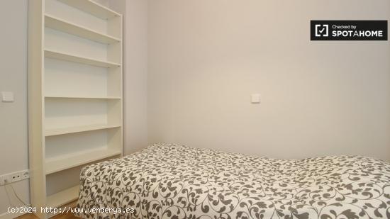 Habitación luminosa en apartamento de 3 dormitorios en Puente de Vallecas - MADRID