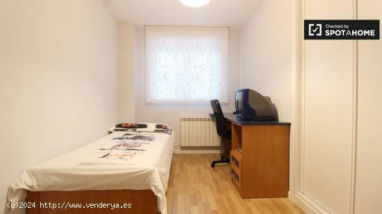 Habitación moderna en apartamento de 3 dormitorios en Puente de Vallecas - MADRID