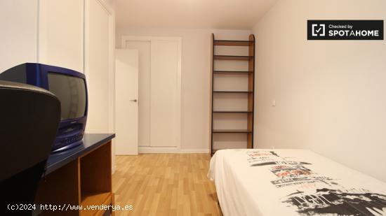 Habitación moderna en apartamento de 3 dormitorios en Puente de Vallecas - MADRID