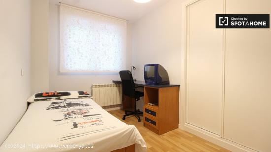 Habitación moderna en apartamento de 3 dormitorios en Puente de Vallecas - MADRID