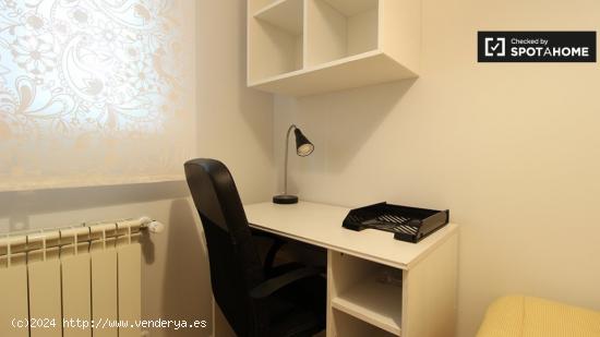 Acogedora habitación en apartamento de 3 dormitorios en Puente de Vallecas - MADRID