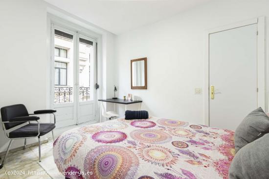 Habitación moderna en un apartamento de 4 dormitorios en el centro de la ciudad - MADRID