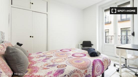 Habitación moderna en un apartamento de 4 dormitorios en el centro de la ciudad - MADRID