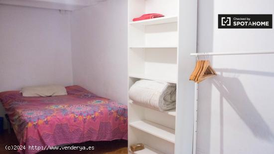 Cómoda habitación en alquiler en apartamento de 5 dormitorios en El Raval - BARCELONA