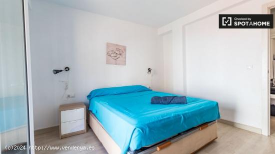 Habitación luminosa en apartamento de 3 dormitorios en Poblats Marítims - VALENCIA