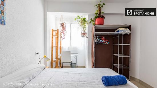 Acogedora habitación en un apartamento de 3 dormitorios en Poblats Marítims - VALENCIA