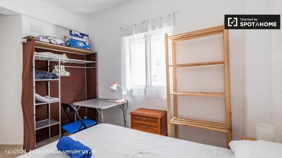 Habitación soleada en apartamento de 3 dormitorios en Poblats Marítims - VALENCIA