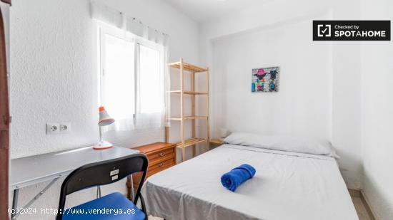 Habitación soleada en apartamento de 3 dormitorios en Poblats Marítims - VALENCIA