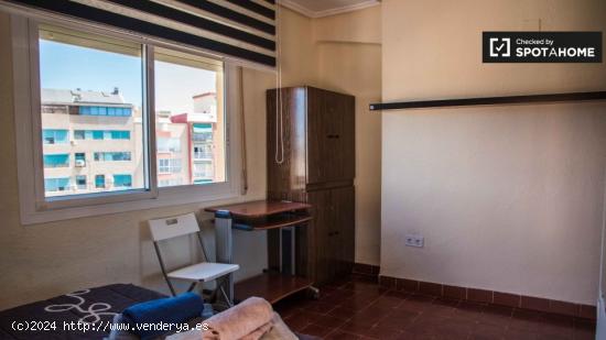 Habitación grande en un apartamento de 3 dormitorios en Poblats Marítims - VALENCIA