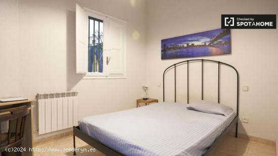 Amplia habitación con cama doble en alquiler en La Latina - MADRID