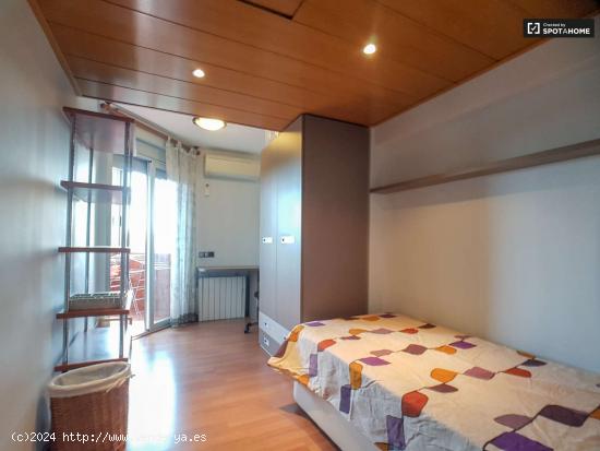 Habitación amueblada en un apartamento de 3 dormitorios en Poblenou - BARCELONA