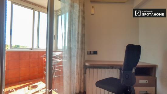 Habitación amueblada en un apartamento de 3 dormitorios en Poblenou - BARCELONA