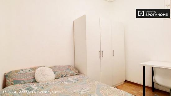 Habitación amueblada en apartamento de 6 dormitorios en Lavapiés - MADRID