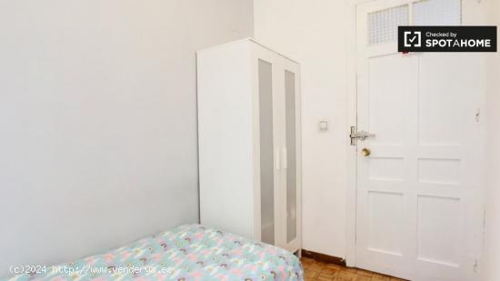 Acogedora habitación en un apartamento de 6 dormitorios en Lavapiés - MADRID