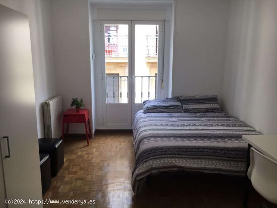 Habitación amueblada en apartamento de 6 dormitorios en Lavapiés - MADRID