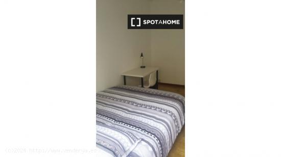 Habitación amueblada en apartamento de 6 dormitorios en Lavapiés - MADRID