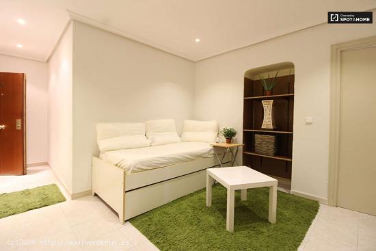 Moderno apartamento de 2 dormitorios con terraza en alquiler en Pacífico - MADRID