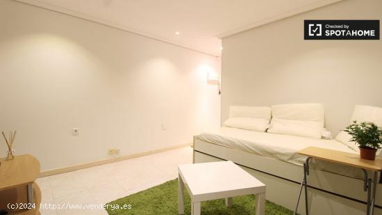 Moderno apartamento de 2 dormitorios con terraza en alquiler en Pacífico - MADRID