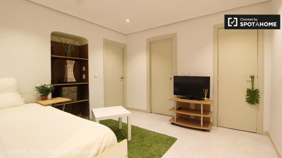 Moderno apartamento de 2 dormitorios con terraza en alquiler en Pacífico - MADRID