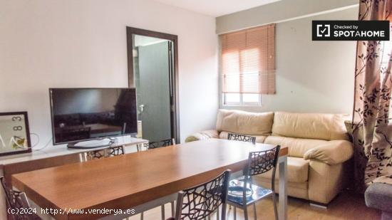 Habitación amueblada en apartamento de 8 habitaciones en Nou d'Octubre. - VALENCIA