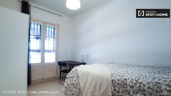 Cómoda habitación en alquiler en apartamento de 4 dormitorios en El Raval - BARCELONA