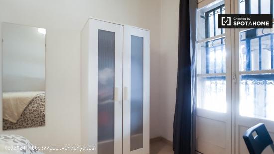 Cómoda habitación en alquiler en apartamento de 4 dormitorios en El Raval - BARCELONA