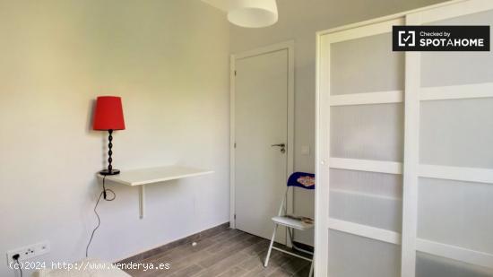 Acogedora habitación en alquiler en un apartamento de 3 dormitorios en Usera - MADRID