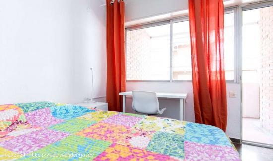  Habitación con escritorio y cama doble en alquiler en apartamento de 5 dormitorios en Ronda - GRANA 