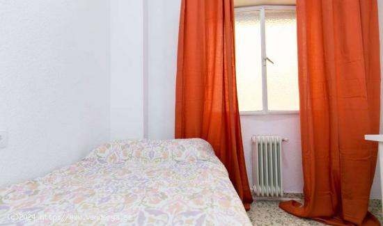 Habitación con escritorio y cama individual en alquiler en apartamento de 5 dormitorios en Ronda - 