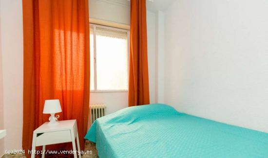 Habitación con escritorio y cama doble en alquiler en apartamento de 5 dormitorios en Ronda - GRANA