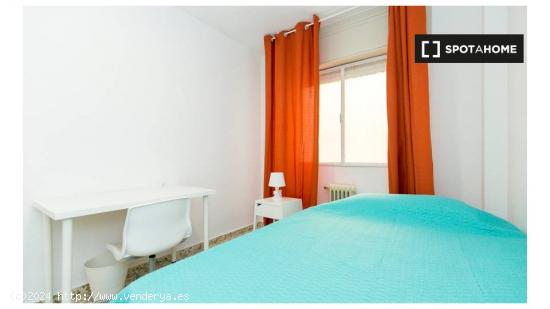 Habitación con escritorio y cama doble en alquiler en apartamento de 5 dormitorios en Ronda - GRANA