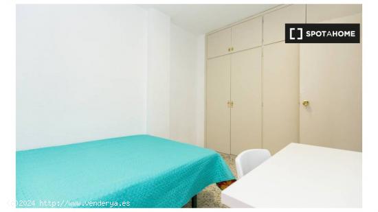 Habitación con escritorio y cama doble en alquiler en apartamento de 5 dormitorios en Ronda - GRANA